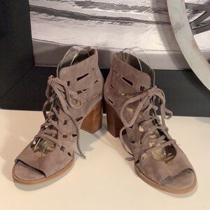 Vince Camuto “Tressa” Taupe Suede Open Toe Lace Up Block Heel Bootie Sz 9 W